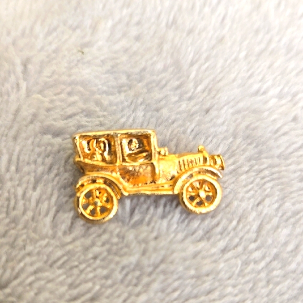 #158 Gold Vintage Car Pin - Picture 1 of 4